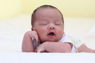 眠っている赤ちゃん